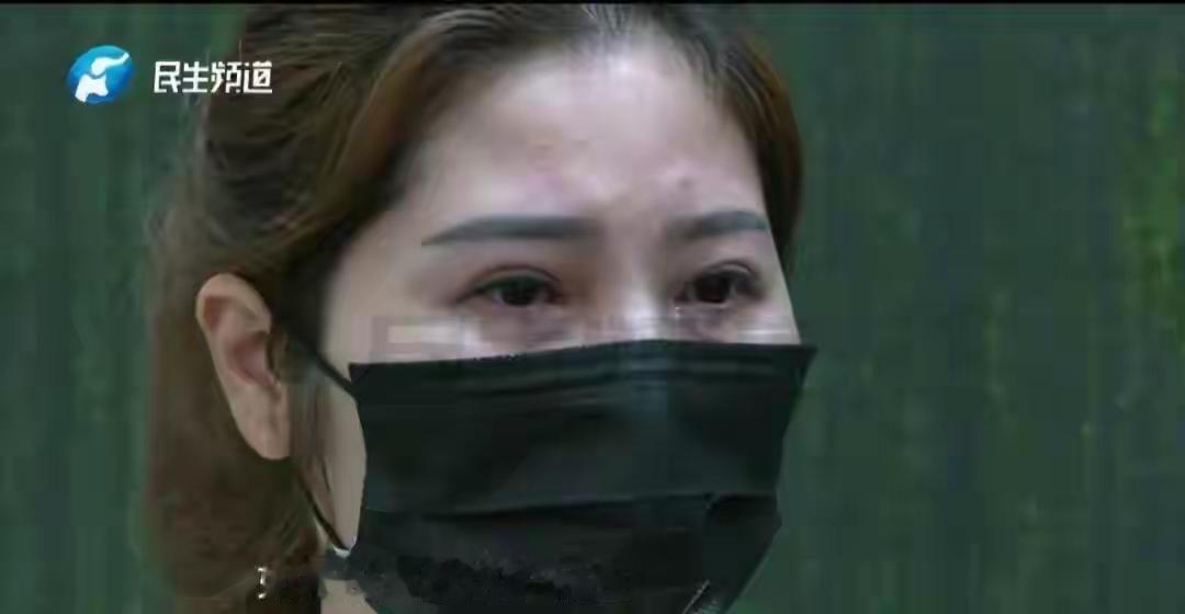 倒反天罡！河南郑州，女子在直播时，遇到一个豪横的“榜一大哥”，一直守在直播间给她