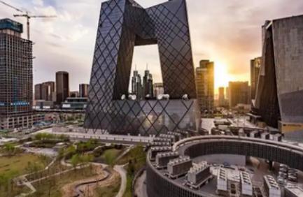 央视大楼，被俗称“大裤衩”，多年以后，央视大楼的洋人设计师“库哈斯”在国外媒体的