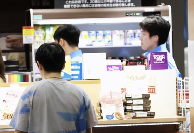 笑死我了！王楚钦和孙颖莎都在机场便利店逛，简直是一场内心大戏！

隔着屏幕都能感