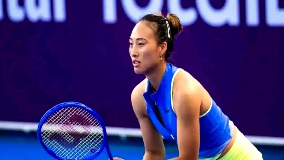 抢七关键时刻，帕克斯手一抖，双误直接送掉首盘。
 
决胜盘第五局，郑钦文一记正手