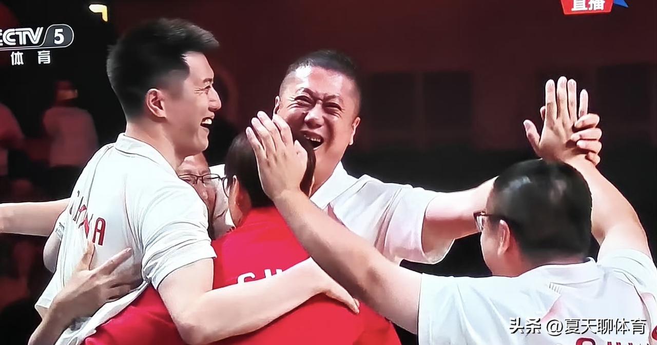 中国女排教练组苦尽甘来！姑娘们赢球的那一瞬间，教练组也按耐不住激动的心情，也是沸