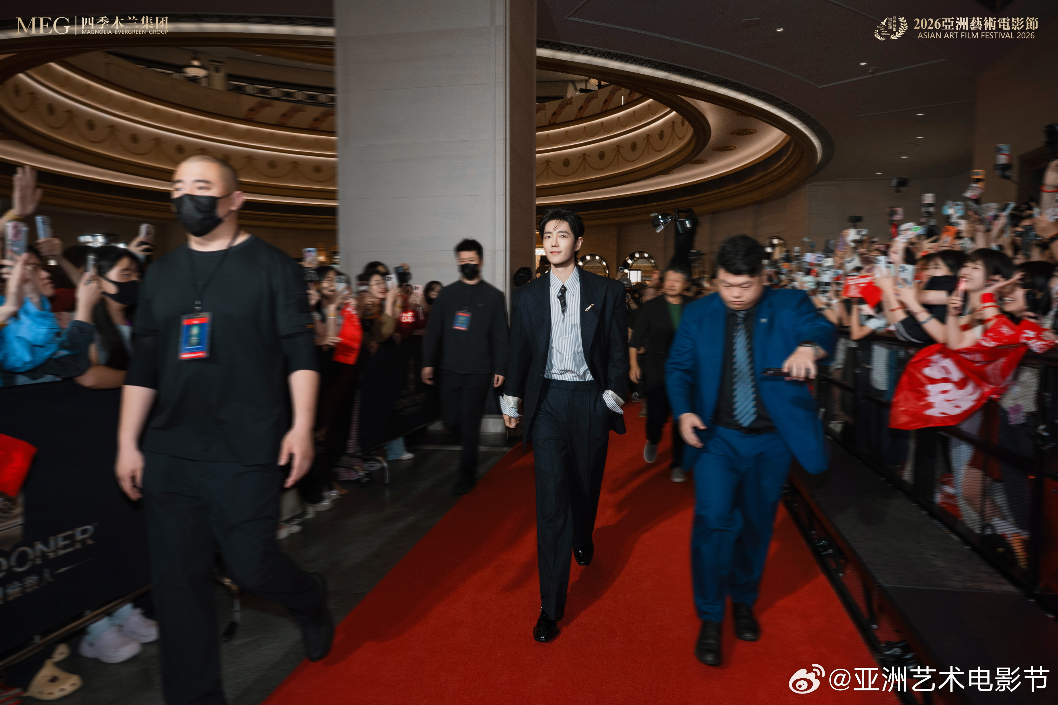 官方出的这两张神图，你们也很为这位年轻的影帝着迷吧🙌🏻 