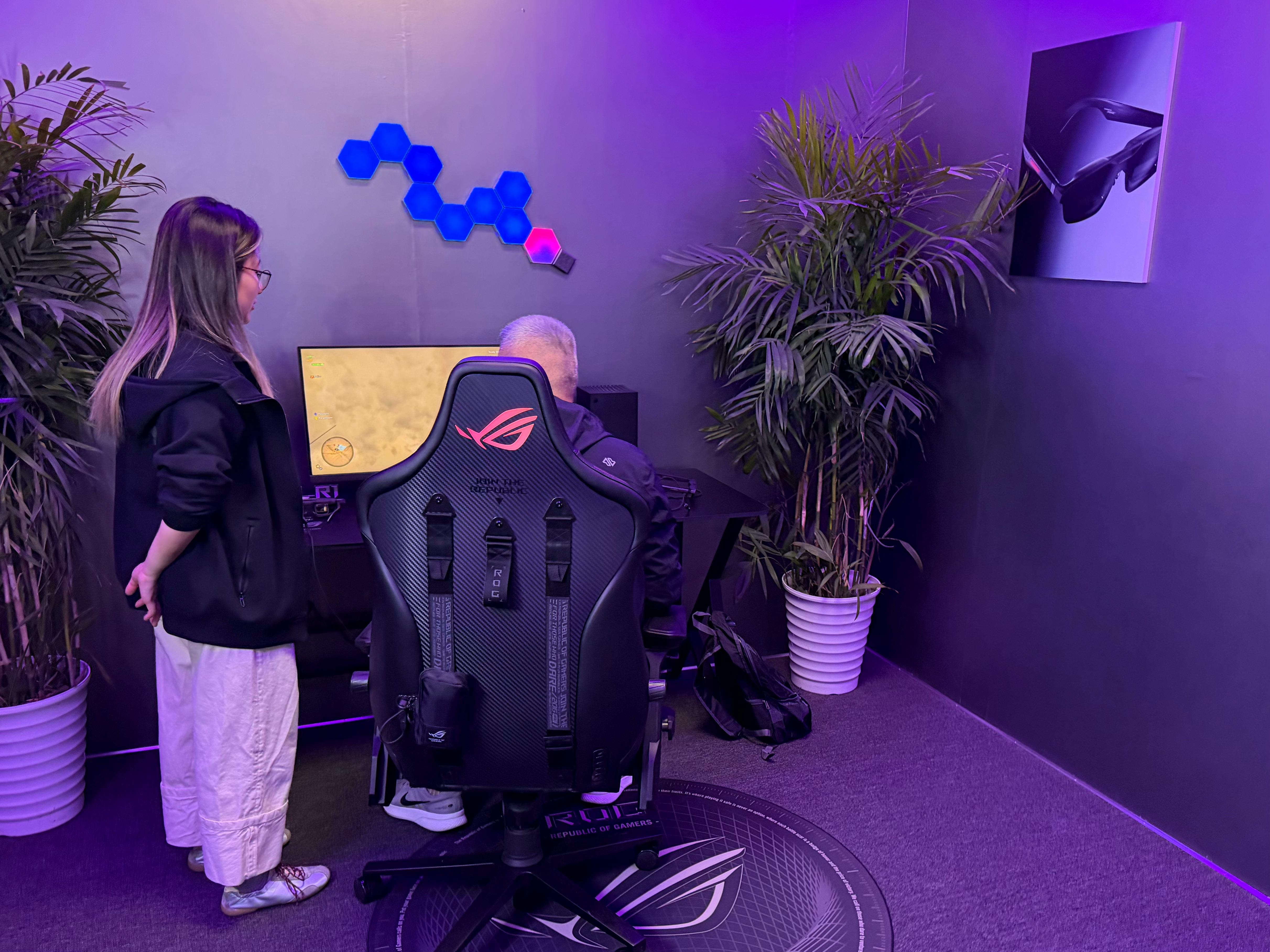 AWE 2026，先来了东方枢纽这个场馆，来XREAL展台逛逛，他们家的产品基本