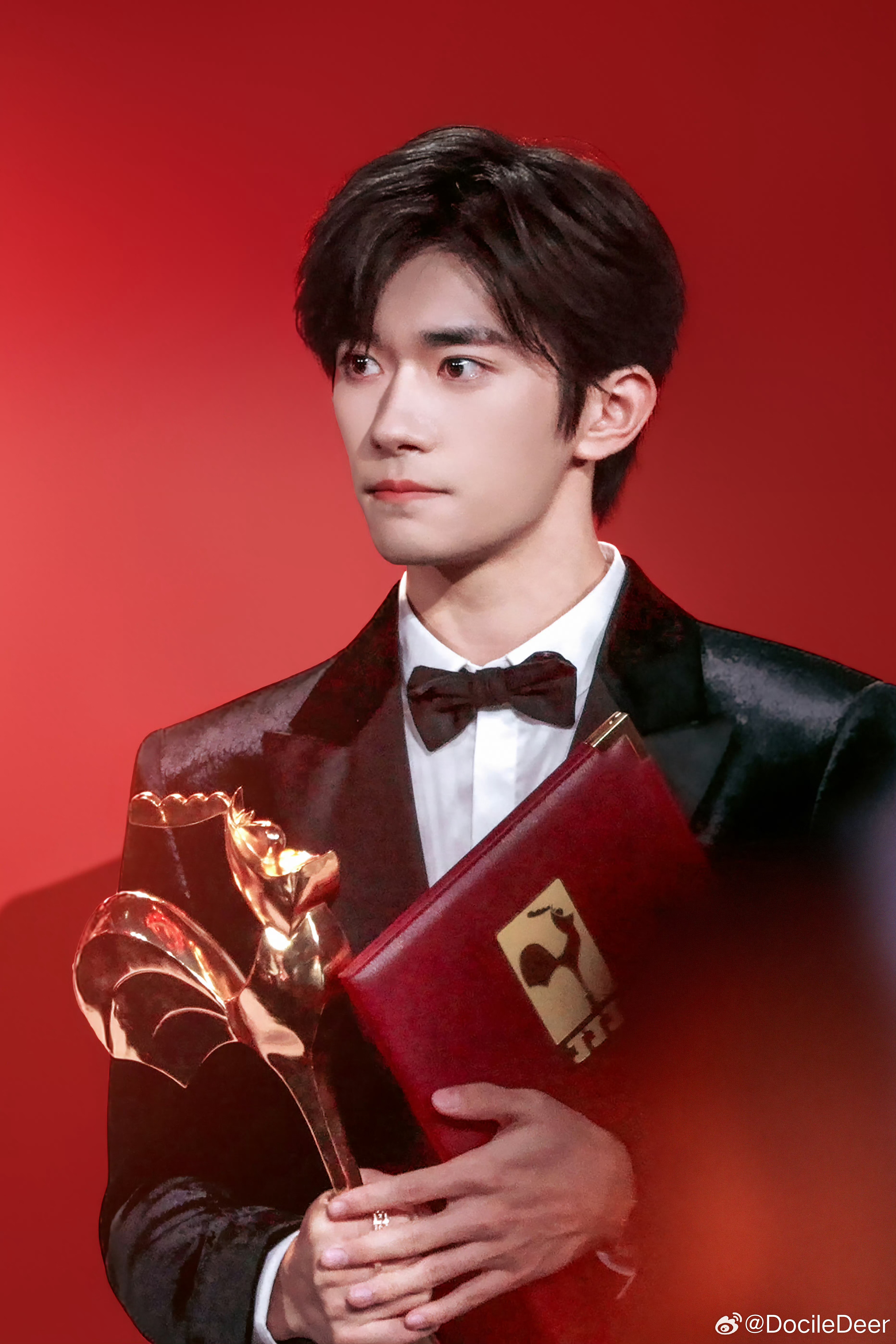 穆祉丞站姐发易烊千玺谁能不爱这个小时候萌翻天，长大了牛上天的最年轻的金鸡影帝易烊