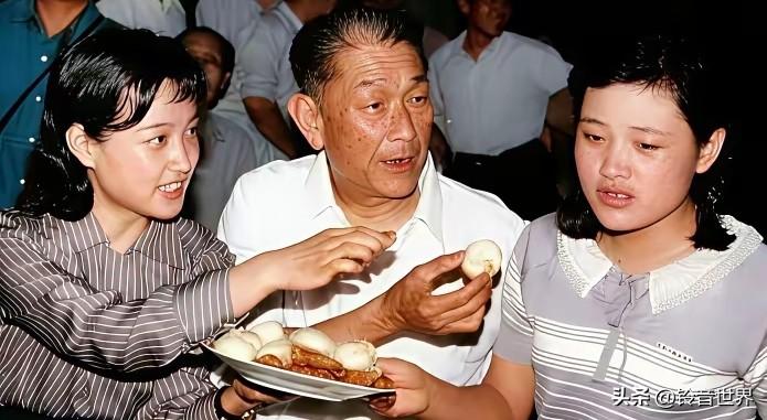 这张合影看着就想笑[偷笑]，大家看，陈冲是不是不高兴了？当红时的陈冲还是个不满2