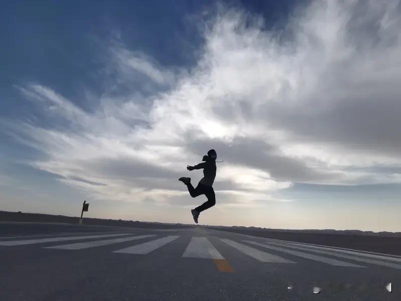 脚立苍茫大地，求下联 看到“脚立苍茫大地”这个上联，瞬间感觉气势磅礴。它让我仿佛