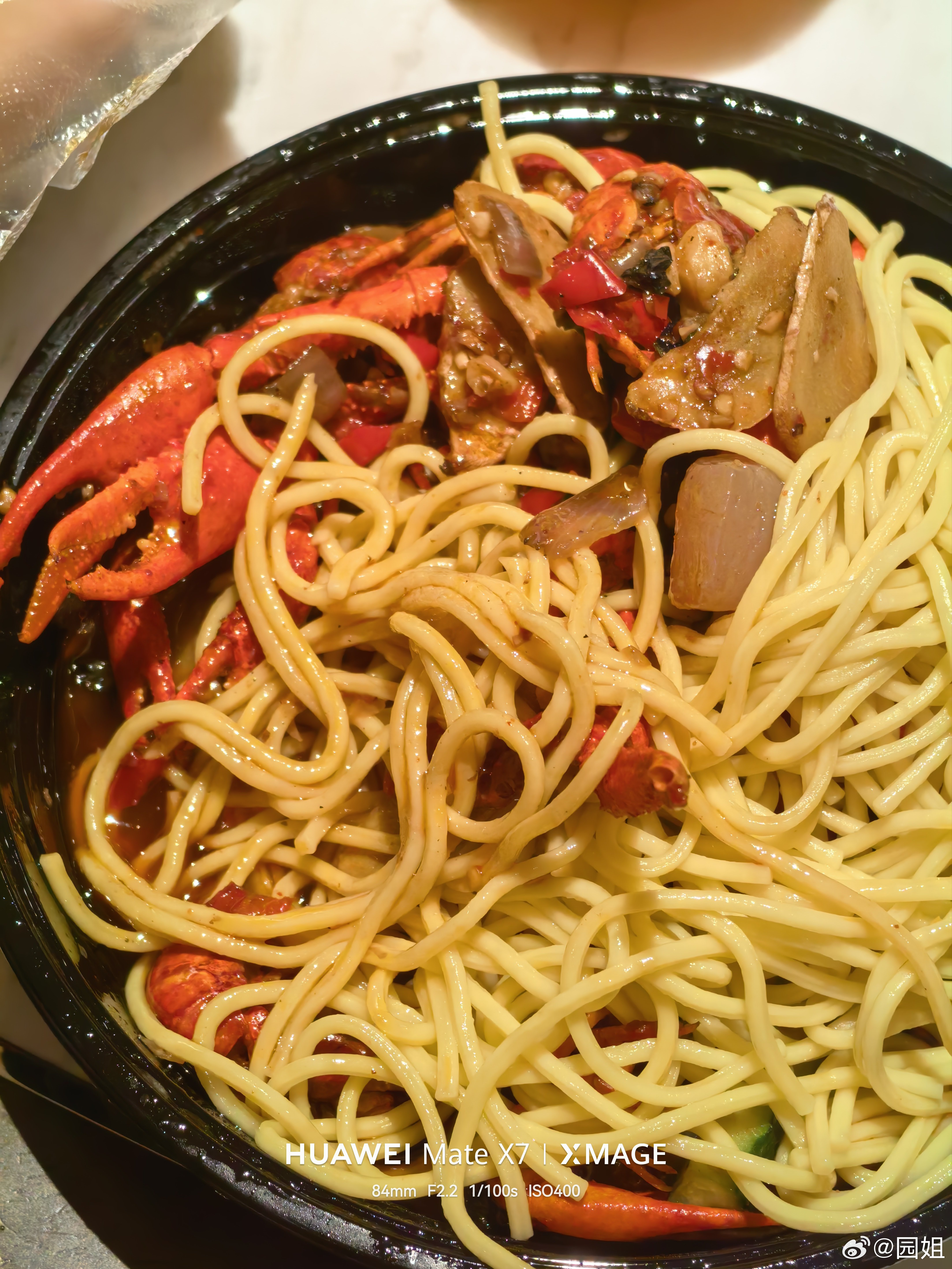 饿了，点了一份小龙虾，有点少，不过还好带了一些面，貌似很好吃的样子。 