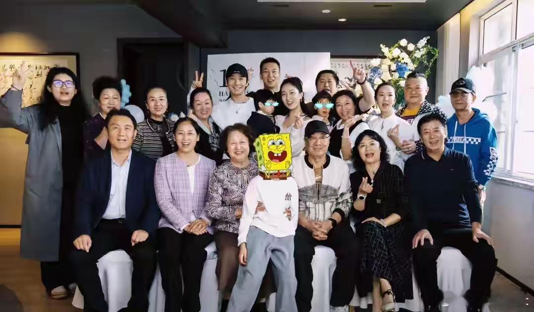 黄晓明一家参加周岁宴黄晓明带小海绵参加周岁宴，小海绵的大长腿要溢出屏幕了黄晓明带