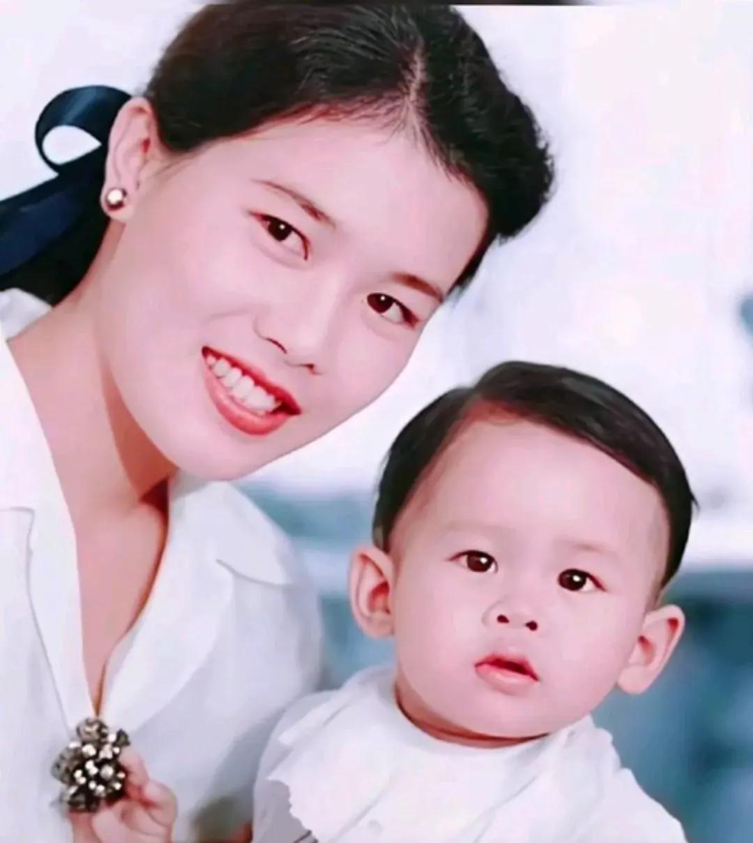 泰王这基因，是真强呀！
儿子提帮功王子，与他小时候简直是一模一样！普通的五官，胖