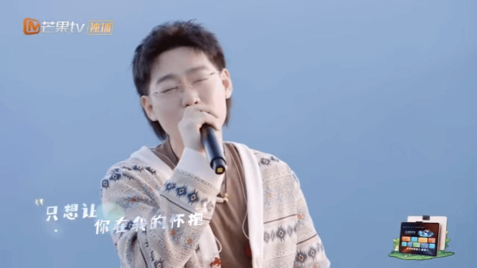 弹壳最小的献花嘉宾出现了爸爸当家 弹壳唱《怀抱》遇暖心名场面！2岁小宇宙献花奶萌