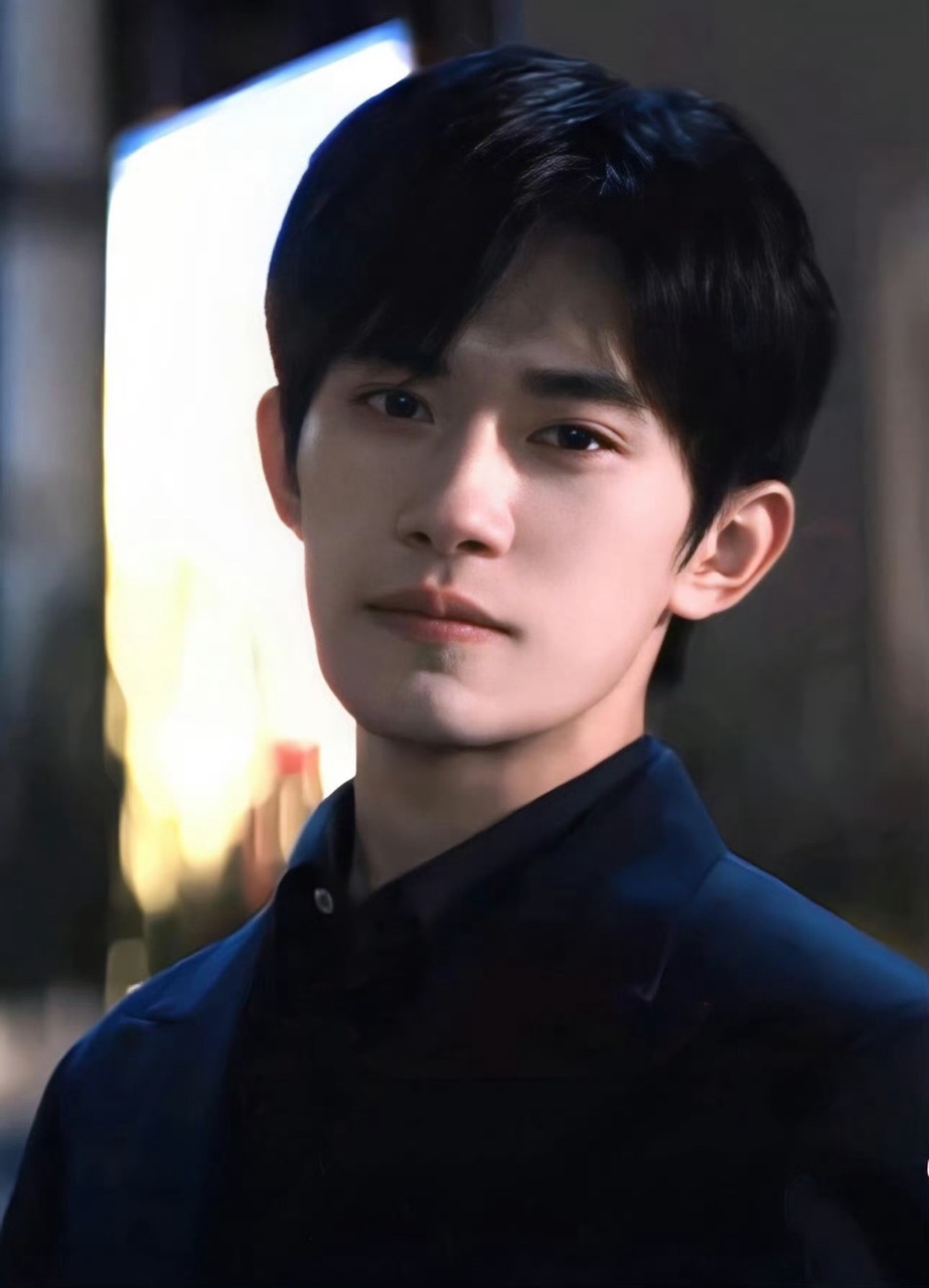 娱乐易烊千玺眼神张力谁能逃过易烊千玺的对视 易烊千玺帅到失语 