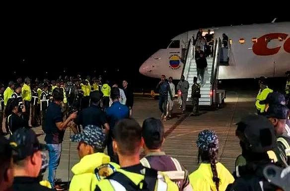 丢人！122名偷润到米国的人，又被人家遣送回来了。

听说咱们这边原本是铁了心不