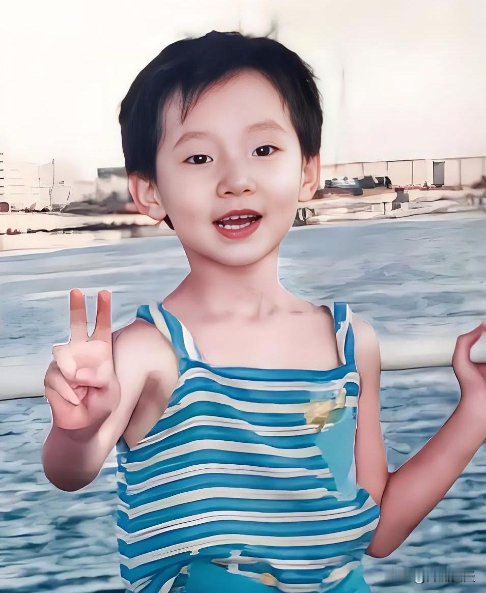 王曼昱的几个小故事。
1、街头颠球被教练一眼相中：5岁在齐齐哈尔早市，教练让她试