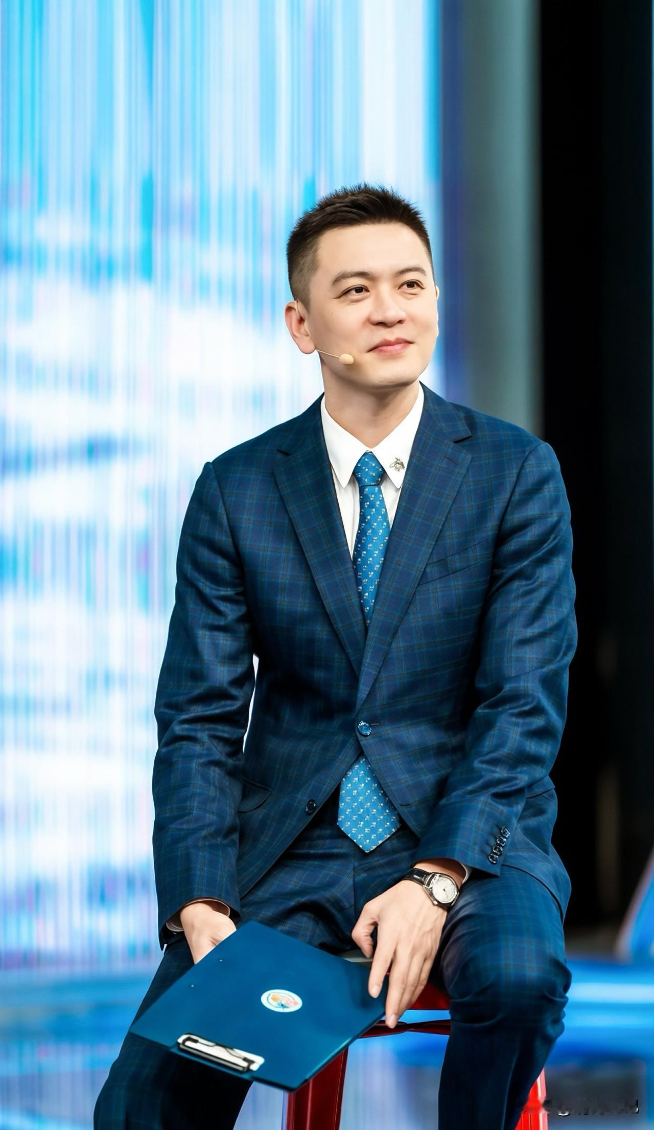 杨鸣，解说明眸照赛场，一语道破攻防心

他的解说，专业入骨，预判如神。从防守夹击