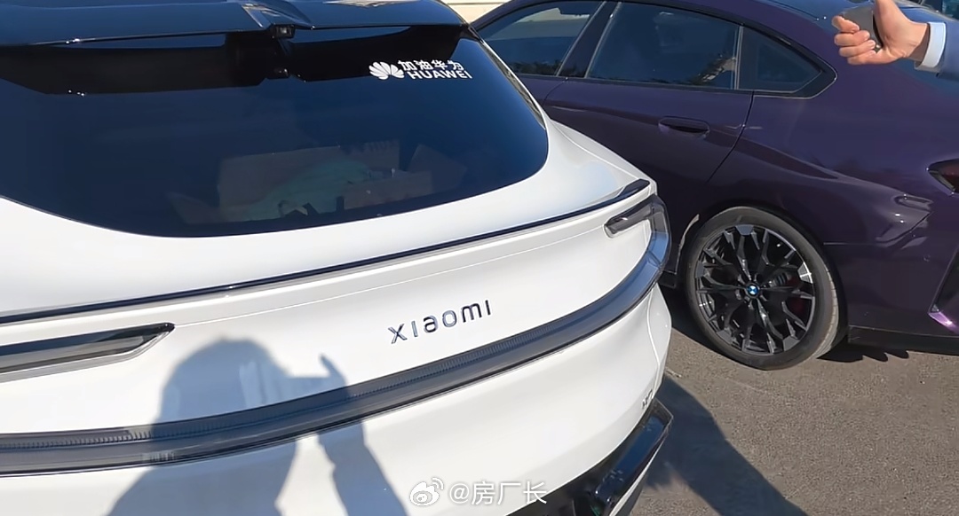小米SU7车主在后车窗贴“加油华为”，这是什么操作