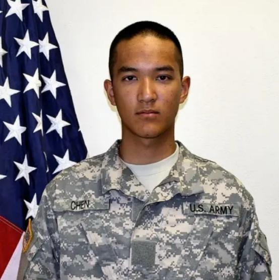 2011年，一个19岁的美籍华裔少年顶着全家反对，还是走进了美军征兵站，他没死在