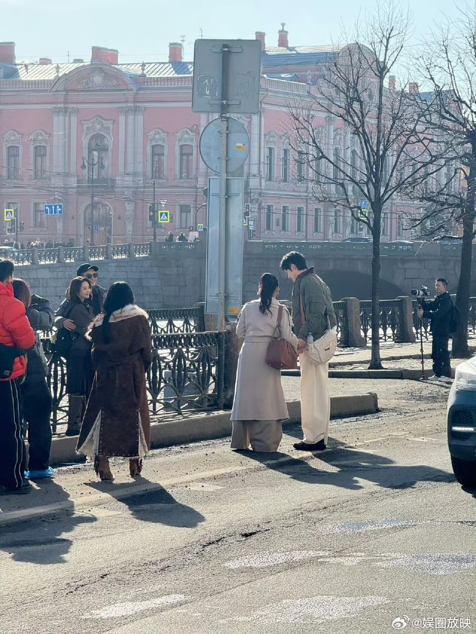 金莎孙丞潇录妻旅全程牵手 妻子的浪漫旅行开录金莎孙丞潇圣彼得堡街头的十指相扣太甜