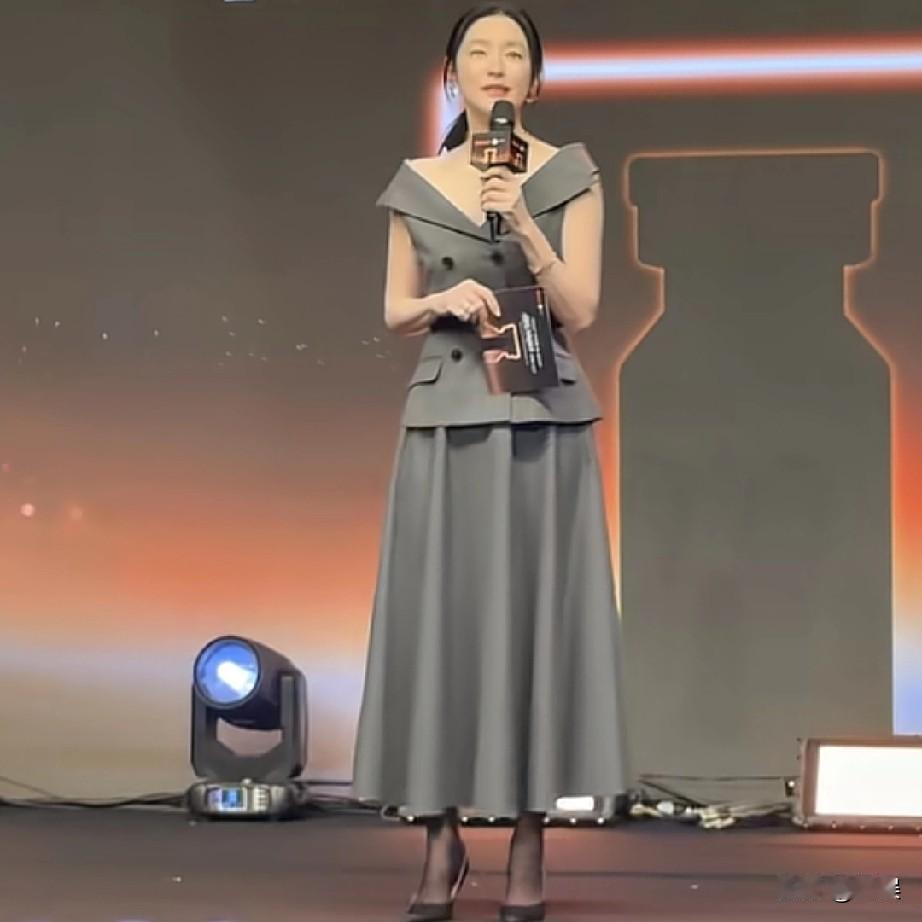 爱唯缇焕新发布会，李英爱亮相