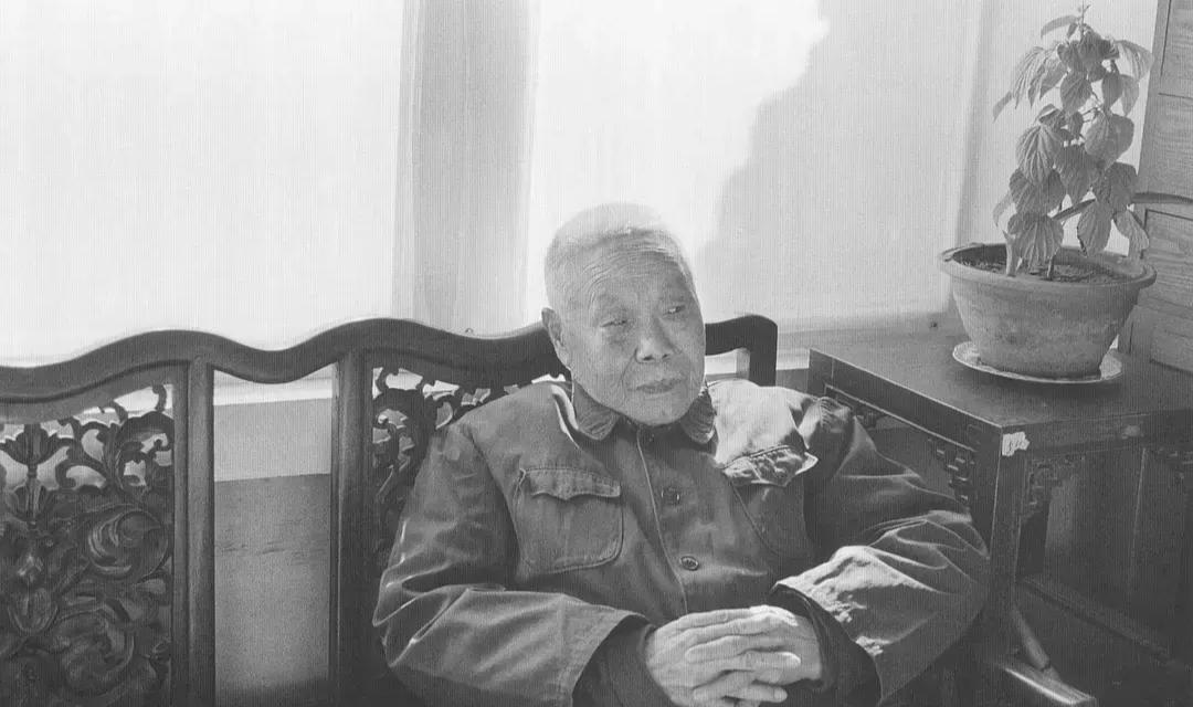 1982年，时年80岁的孙耀庭，他是中国最后一个太监。画面里他坐在中式雕花木椅上