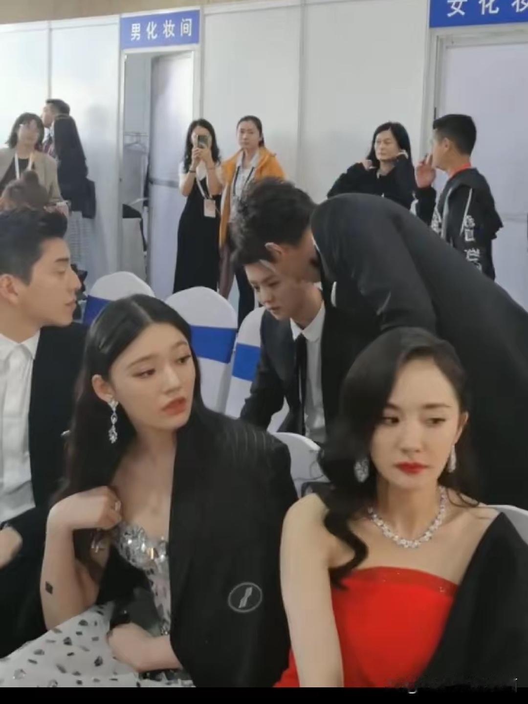 杨幂对林允这态度，真是一点好脸色都不给。  两人视线刚对上，杨幂直接甩过去一个大