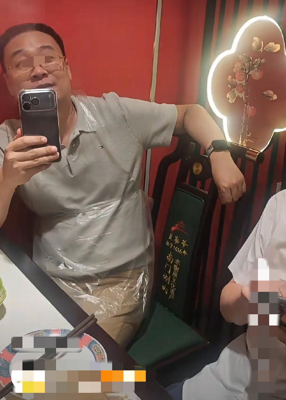 仨中年男子在一“涮肉”店里面用餐，事前备注了上“无糖”可乐，服务员没注意，给上了
