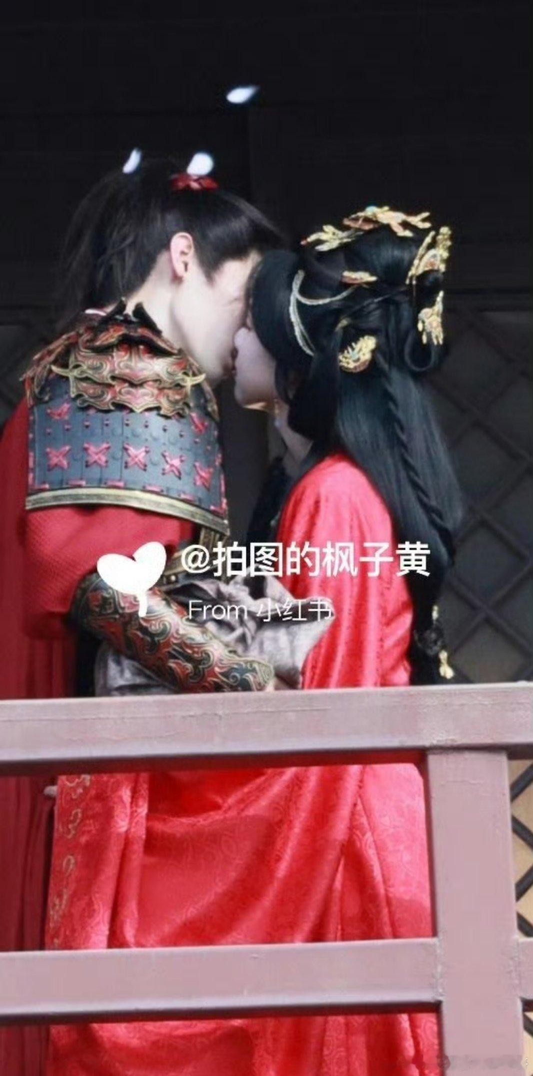 翘楚陈都灵周翊然吻戏路透 ​​​