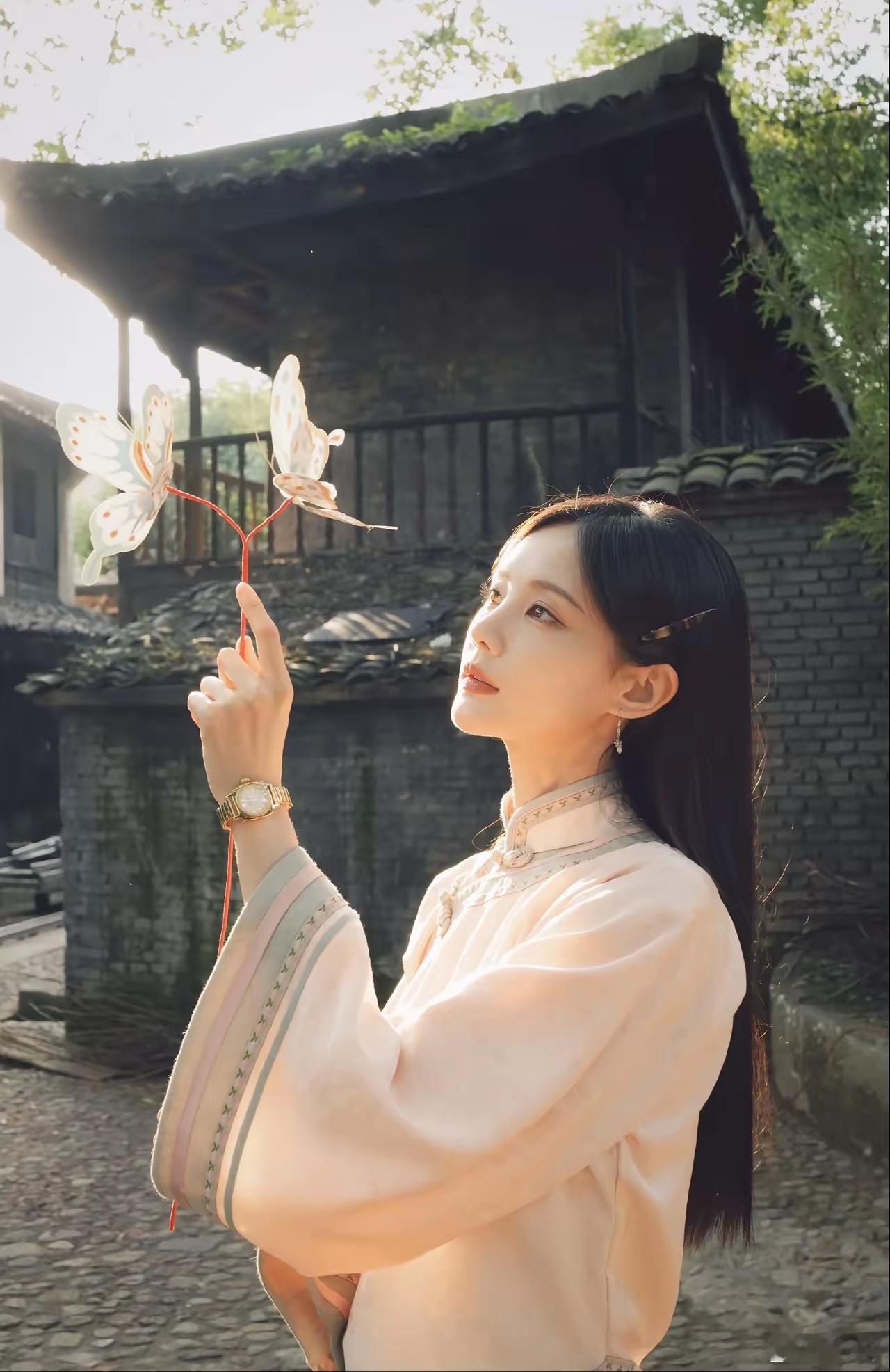 李现眼中的李一桐[打call][打call][打call]双李又合作了，这次是民
