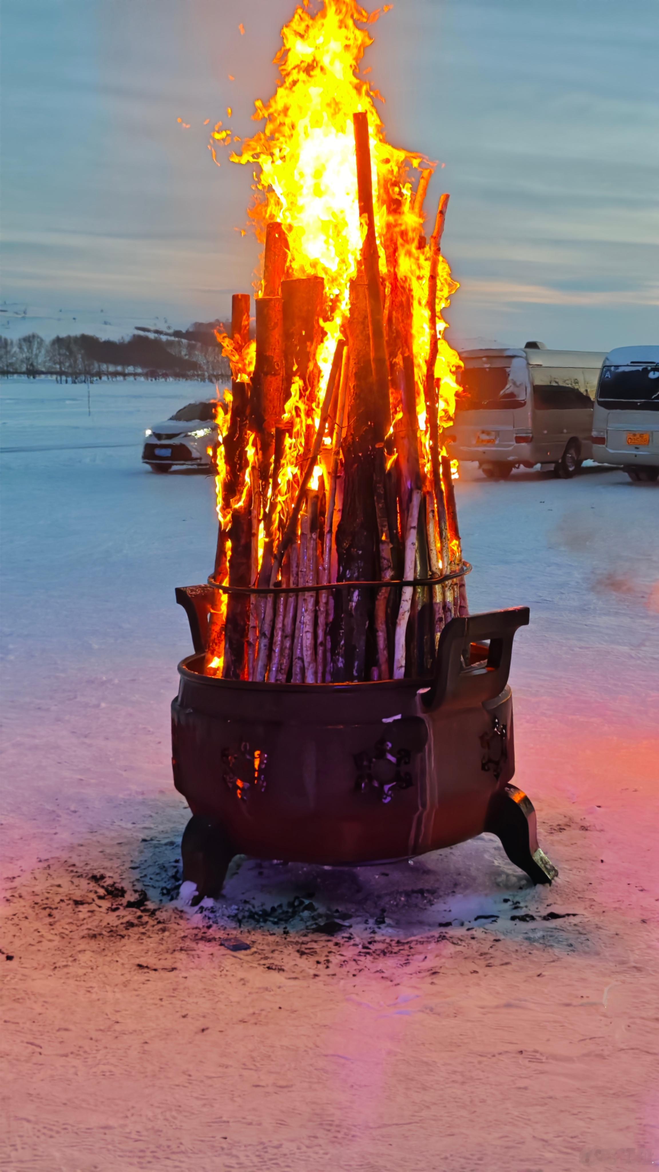 冰上飘了一天，结束以后还有篝火和烤全羊，不得不说奥迪给的情绪价值是真的足。全世界