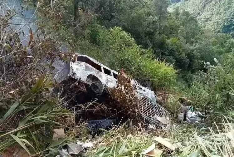 缅甸客车坠崖事故：7人死亡，17人受伤

近日，一起令人痛心的交通事故在缅甸掸邦
