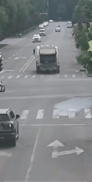 白车真是无妄之灾啊
明明自己正常行驶
却好端端的被撞
真是无语至极啊[捂脸]