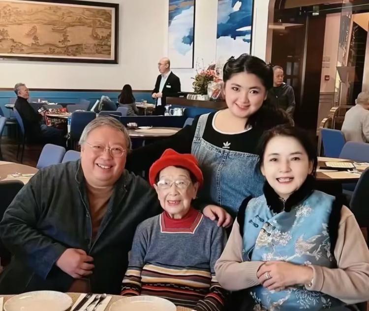胡慧中一家三口与婆婆