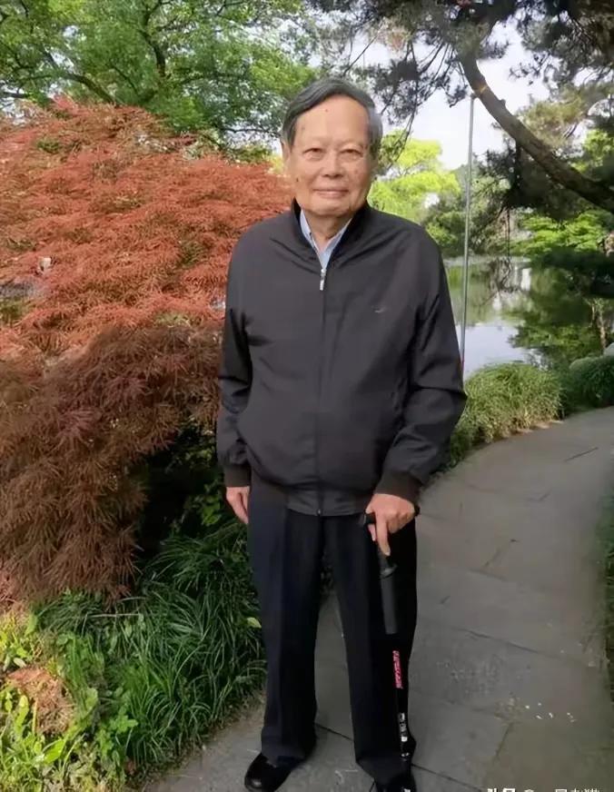 杨振宁今年102岁，老婆翁帆比他小54岁，岳母比他小24岁，岳父比他小22岁。我