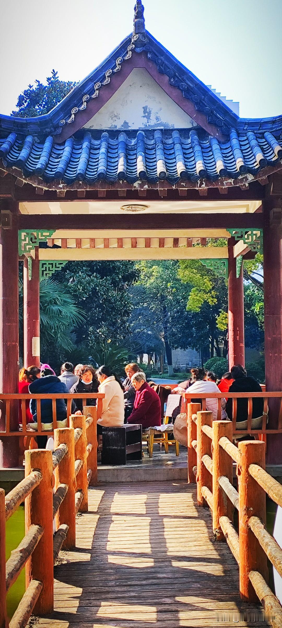 冬日生活随拍晴朗的天气，老年人就扎堆在亭子晒太阳说闲话。路过留影，我喜欢走在阳光