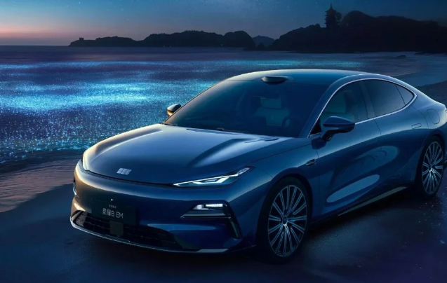 吉利出牌了！淦家阅宣布800V平台下放银河品牌，全系电混续航超200公里。上半年