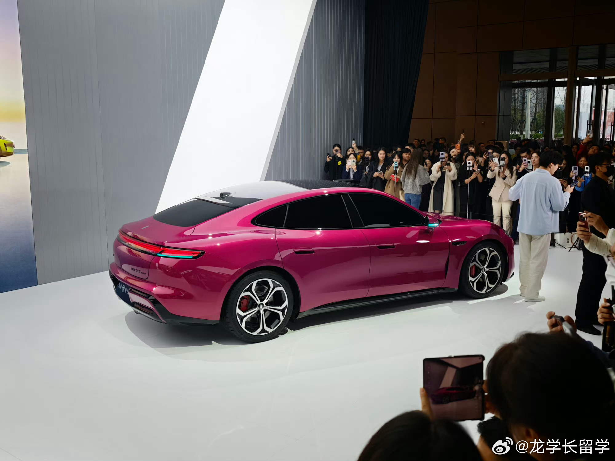 “你们看尚界Z7这红色，绝不绝？帅到我心坎里了，满分10分你给几分？” 