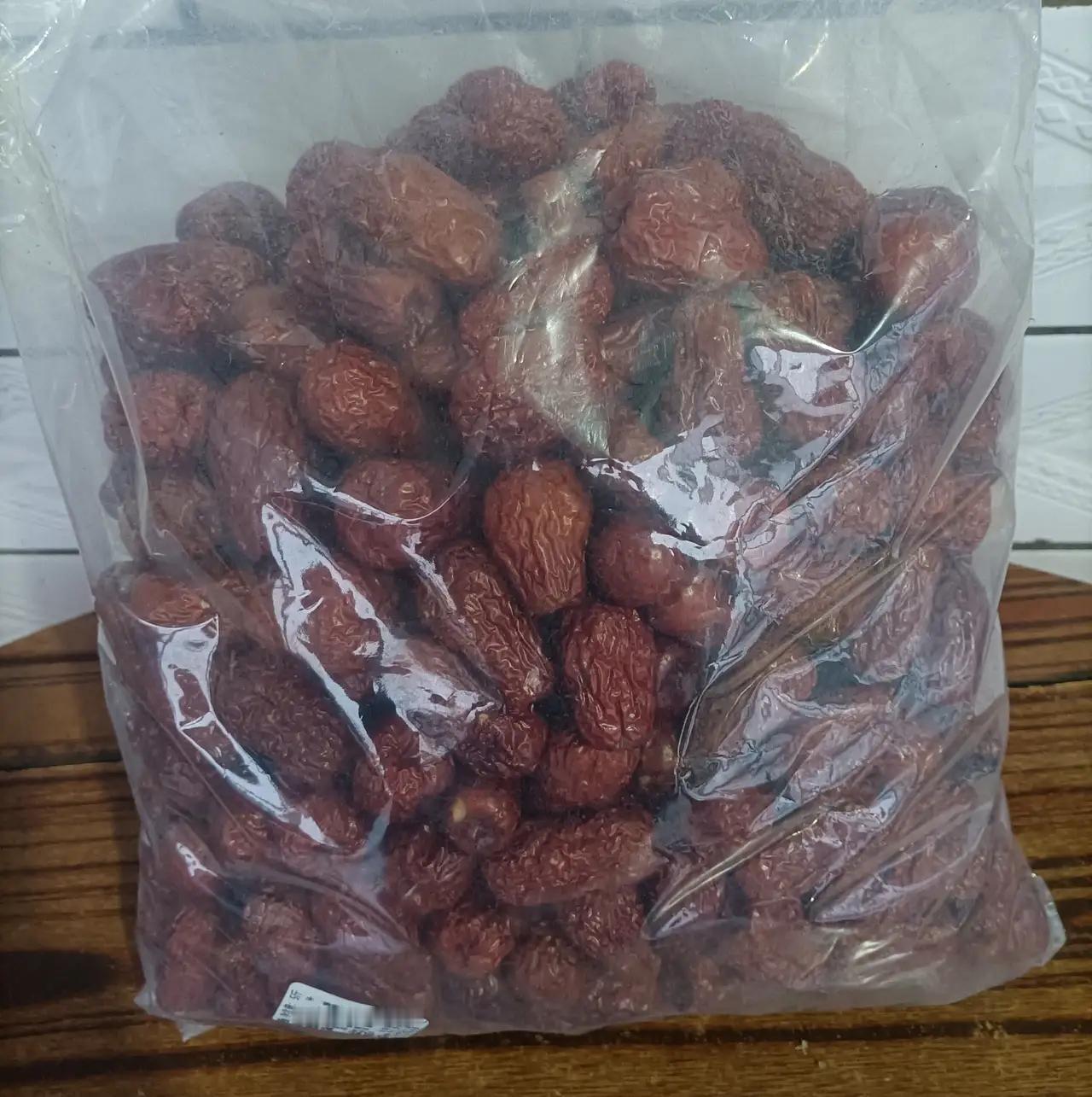 聂枫
一男子网购五斤红枣，咬开发现干瘪，点退款秒到账，他顺手问商家要不要寄回，对