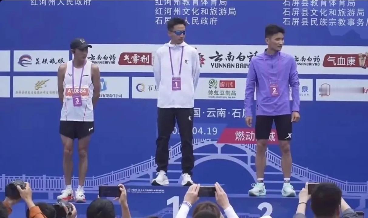 石屏马拉松高手云集，冠军全部诞生！
半马男子杨绍辉后程发力，以1小时08分28秒