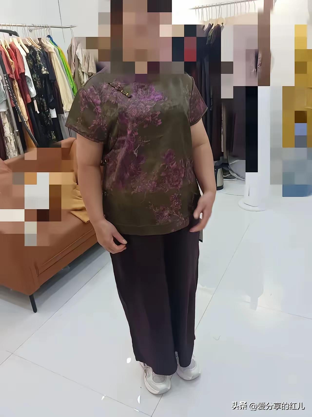 你如果真40多岁，这套衣服有点老气，如果你肤色白皙，还说的过去，一旦脸色又黑又黄