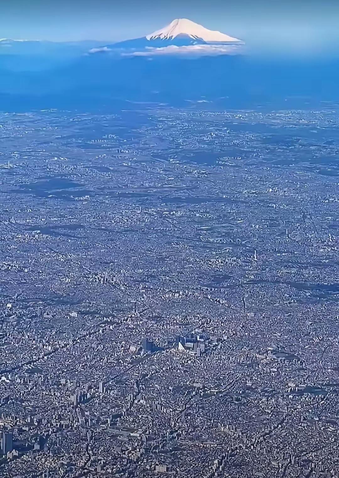 日本东京城市高空俯视全图，这么密集的城市建筑，以及人口分布。
日本还叫嚣用武力支