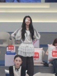 者来父就这么宠爱地看着乘风2026孙怡这宠溺眼神一出来，者来家族氛围直接拉满！ 