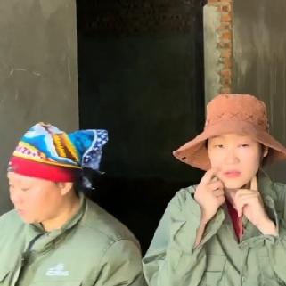 小松和秋秋现在很低调，秋秋说这个民宿盖到三层封顶就结束了。至于11号的时候做不做