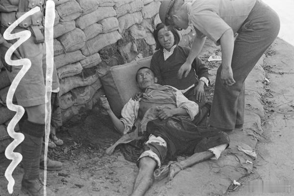 救助一名受伤的男子，上海，1937年 ​​​