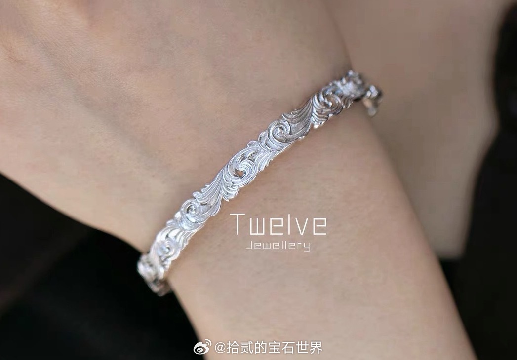 上925银镯子，唐草纹，戴着真的蛮好看的。相对于我们其他银镯，这个镯的工没有用很