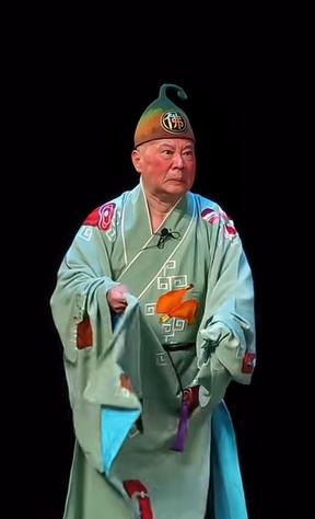 网上现在不少人逮着 “紫禁城中静悄悄” 这句话使劲发挥，硬往别的方向去解读，就想