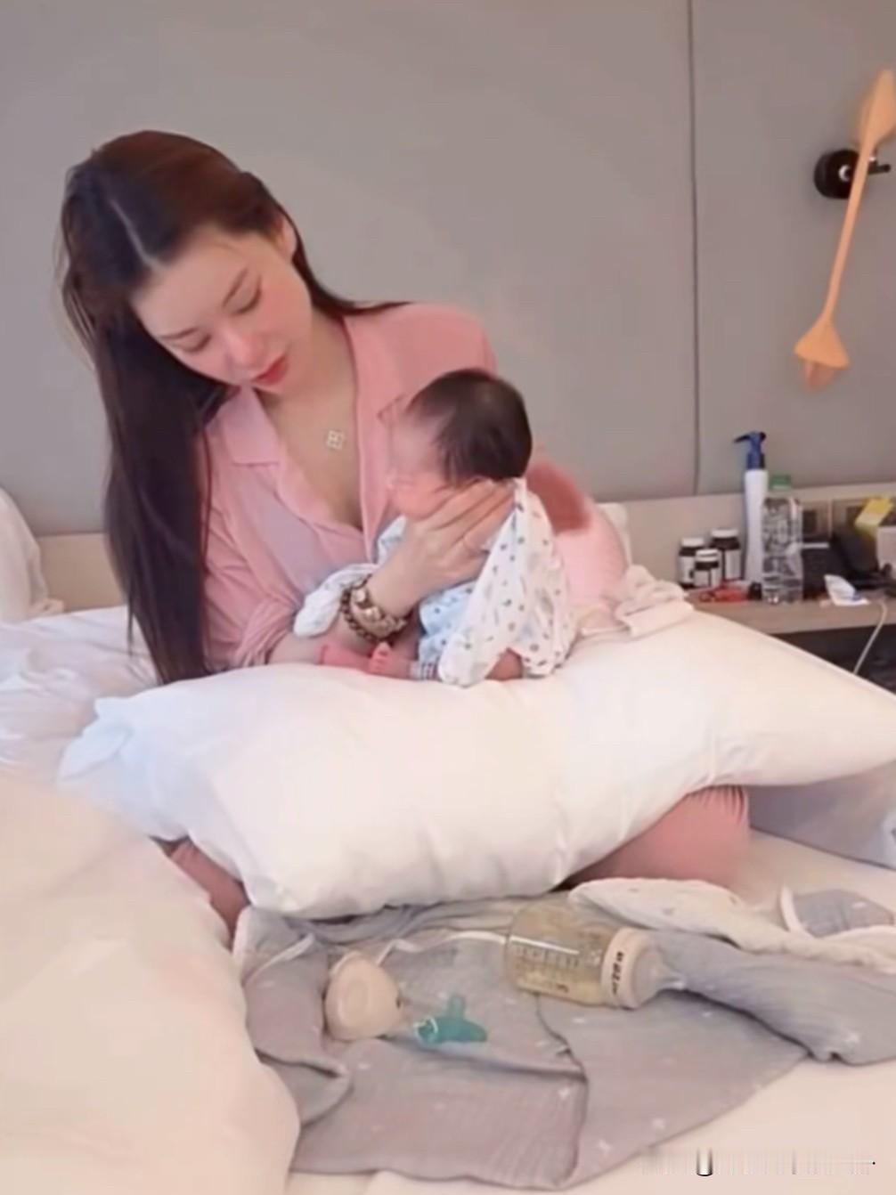 马筱梅月子里自己照顾孩子，可惜做法错了。

小汪宝吃完奶后，马筱梅亲自给她拍嗝，