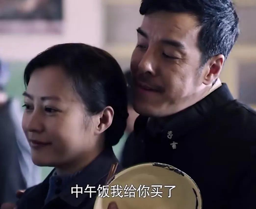  秦淮茹的扮演者郝蕾，是一个丈夫因工去世，上有刁钻的婆婆，下有未成年的一儿两女，