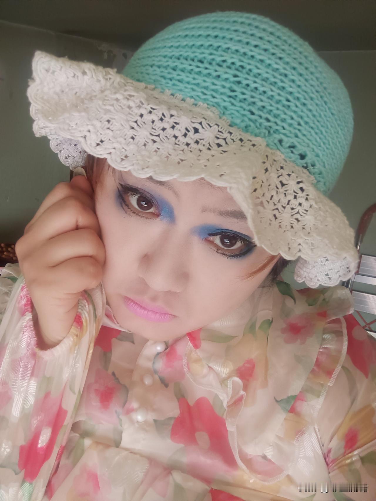 纯手工编制的帽子，还有人喜欢吗我今天做了一个蓝色的蕾丝针织帽子，不知道走人喜欢它