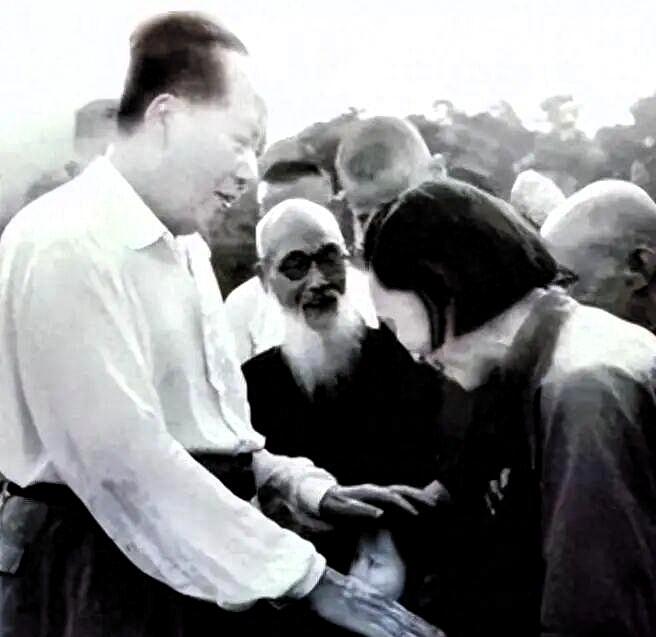 1954年，湖南韶山迎来新生一代，毛小青在这里出生。她的父亲毛泽连是毛主席的堂弟