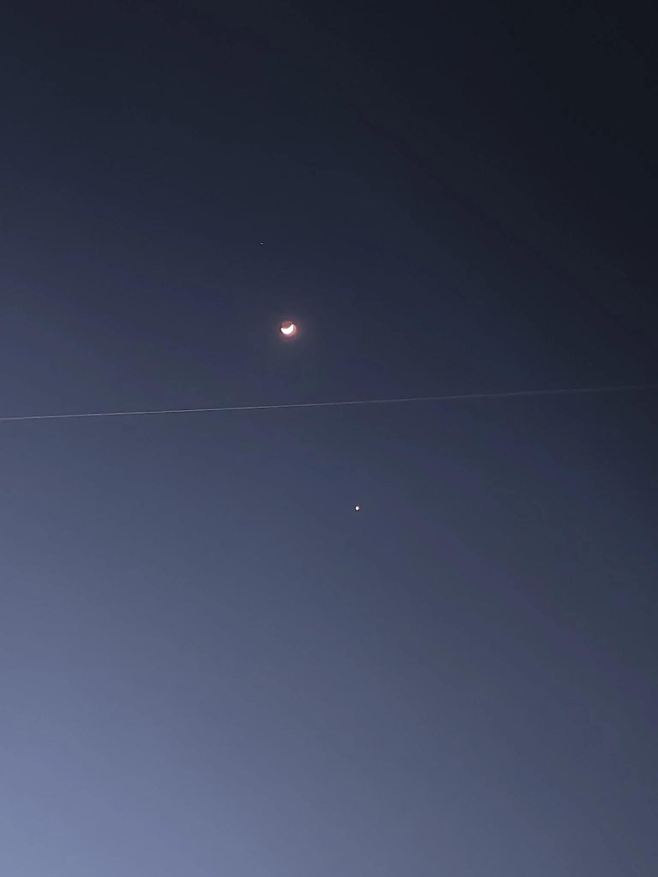 金星伴月，星月神话，坐标广西桂林，抬头遇见幸运，在蛇年伊始。手机原图，刷到好运！