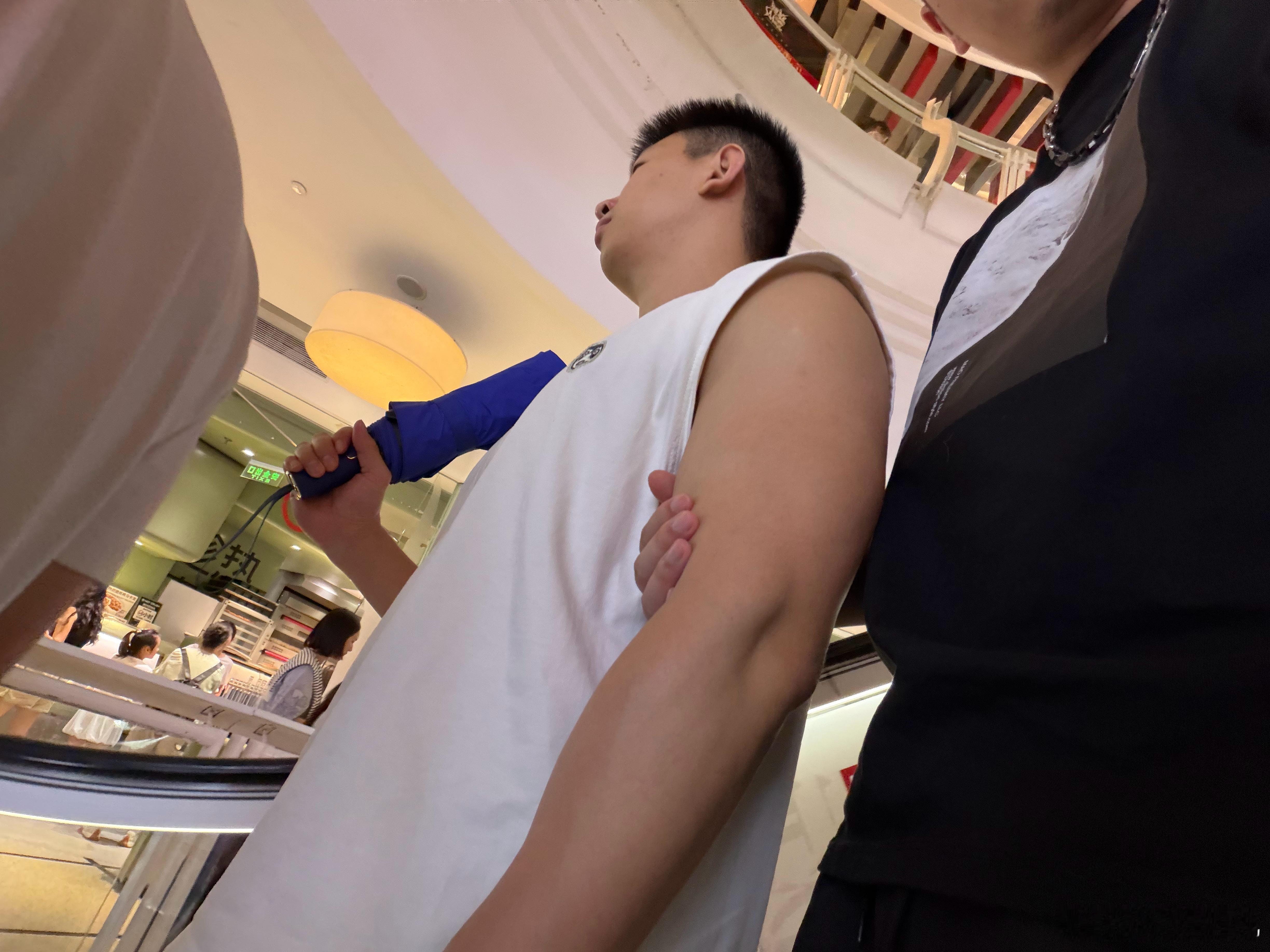 新来的武汉小伙伴也是肌肉男，手臂真好捏，结实粗壮